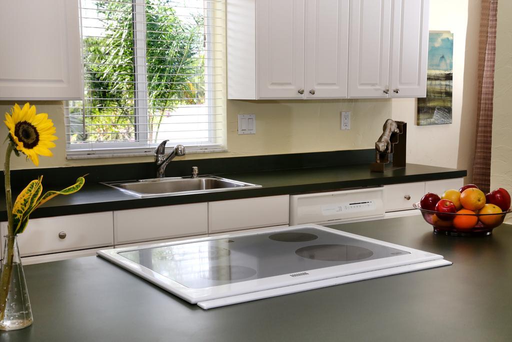 The Cabanas Guesthouse & Spa - Gay Resort Catering To Gay Men Oakland Park Exterior photo