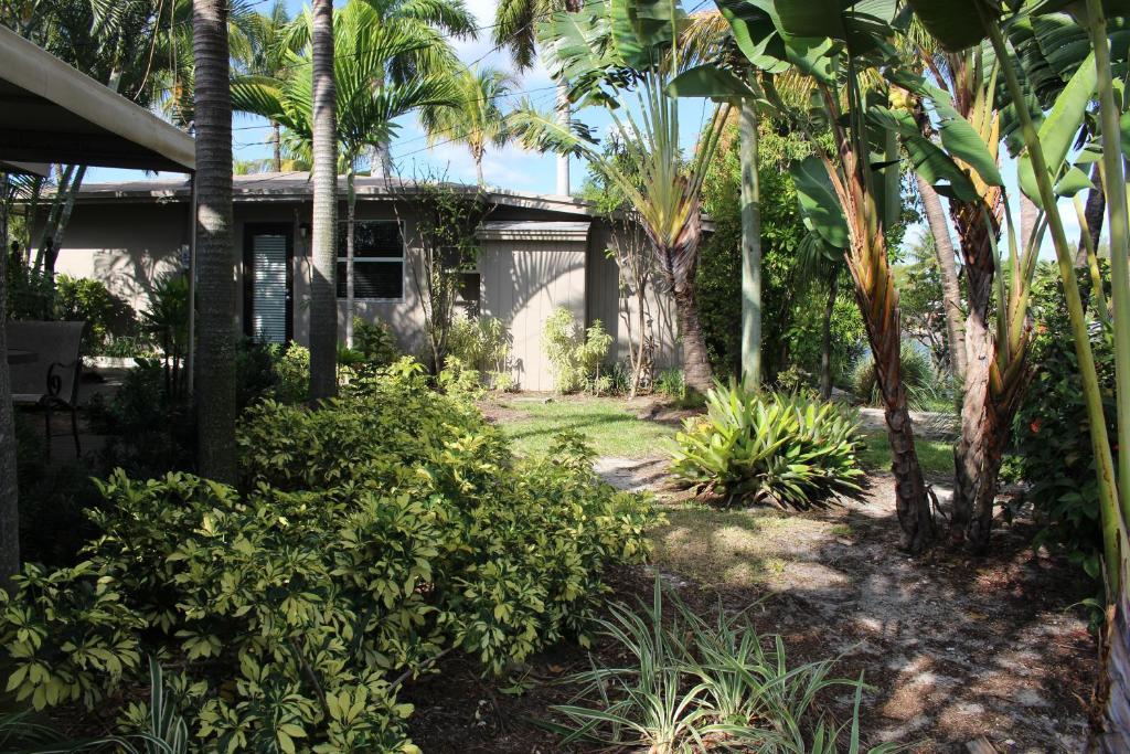 The Cabanas Guesthouse & Spa - Gay Resort Catering To Gay Men Oakland Park Exterior photo