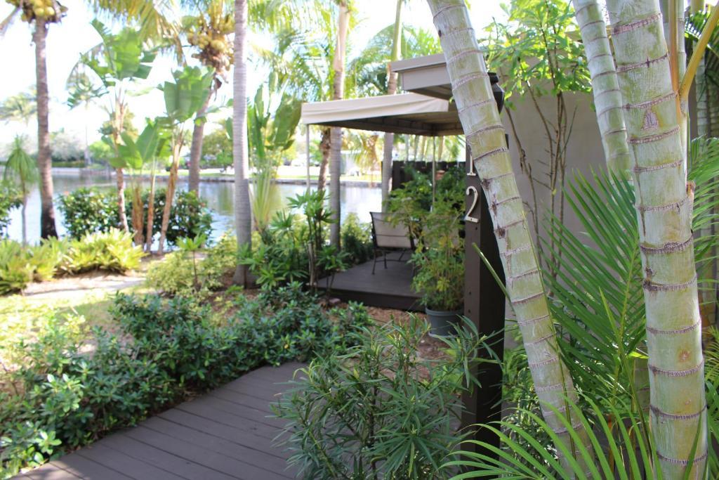 The Cabanas Guesthouse & Spa - Gay Resort Catering To Gay Men Oakland Park Exterior photo