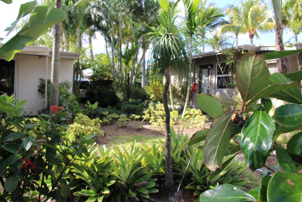 The Cabanas Guesthouse & Spa - Gay Resort Catering To Gay Men Oakland Park Exterior photo
